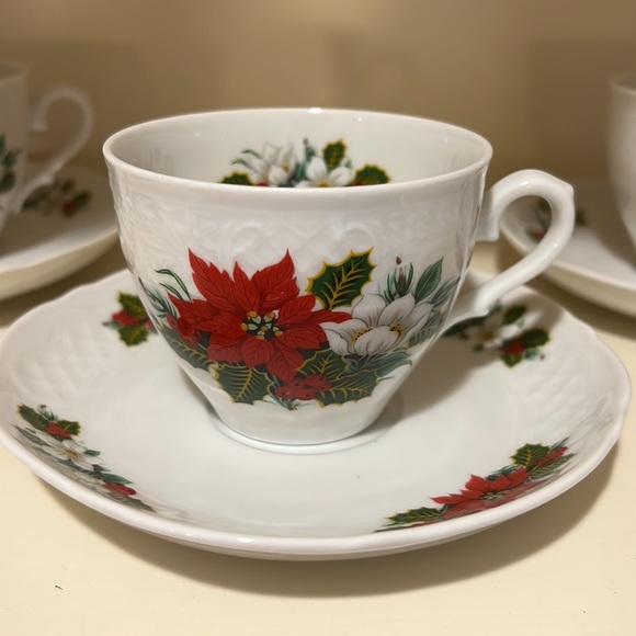 4 Holiday Cups & Saucers - Picture 4 of 9